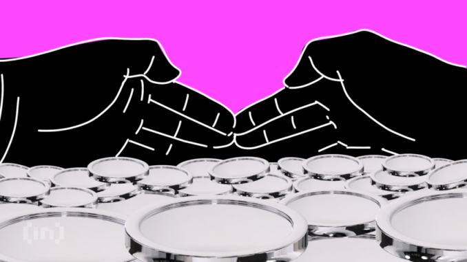 Which Altcoins Are Investors Accumulating Amid Market Fear?